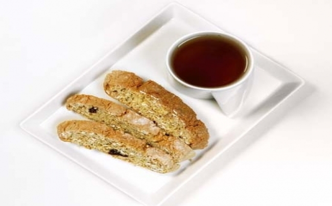 Biscotti de almendras y granola con té verde